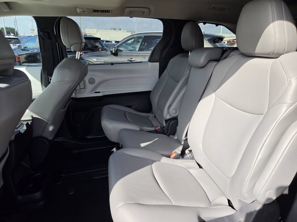 Used 2026 Toyota Sienna XLE FWD image 30