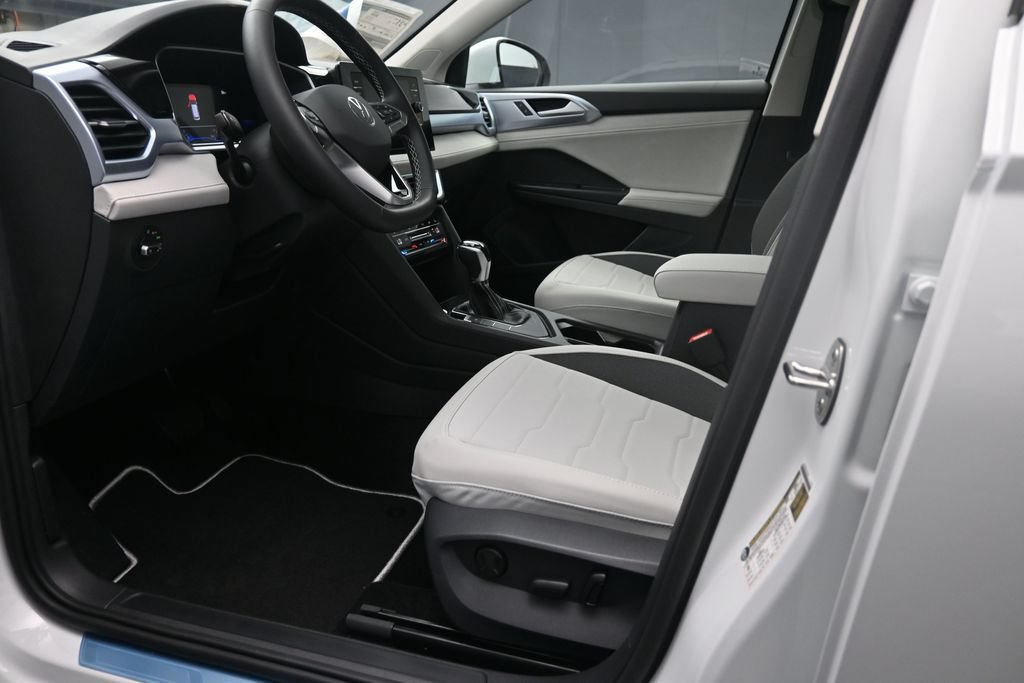 New 2026 Volkswagen Taos SE FWD image 17