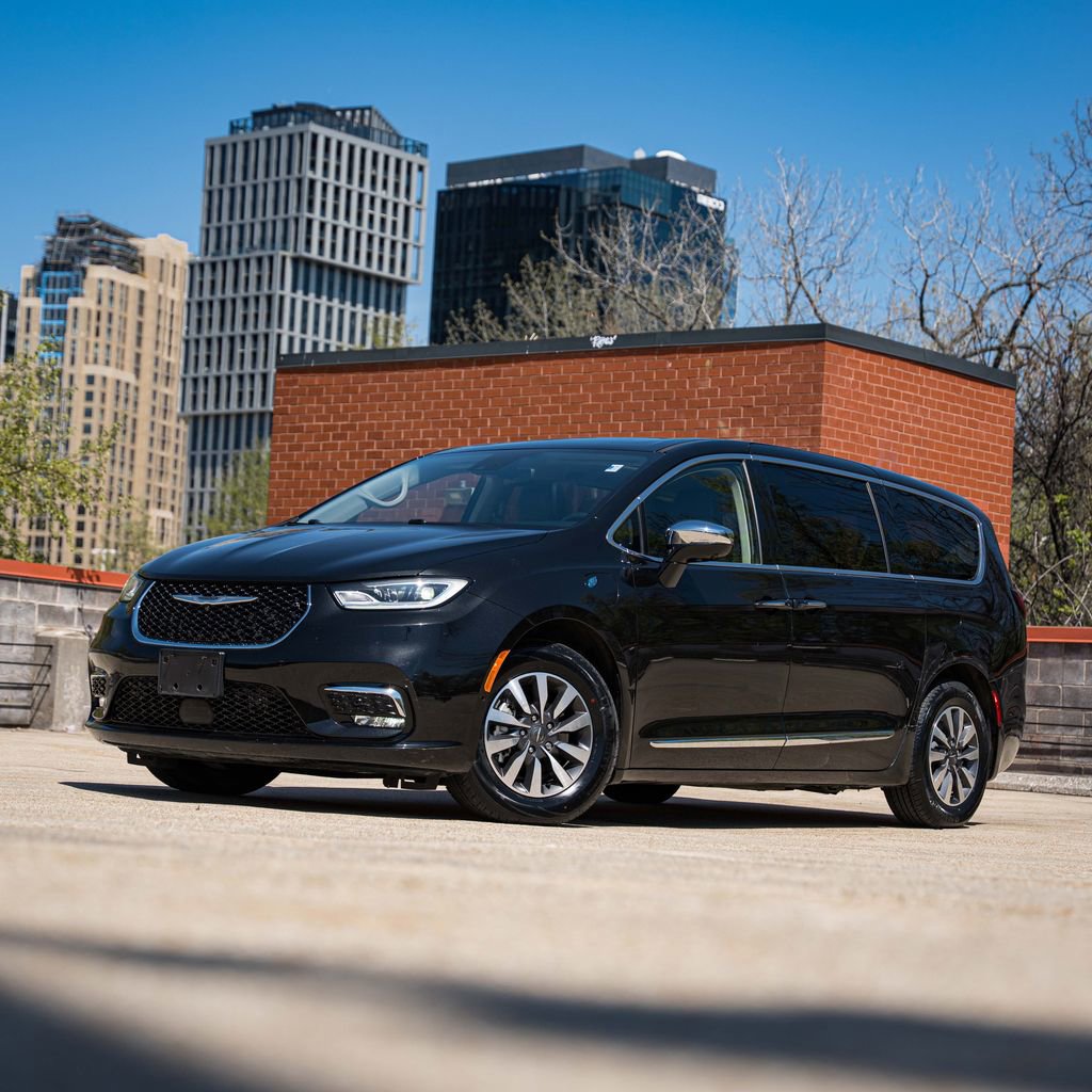 Used 2022 Chrysler Pacifica Limited w/ Uconnect Theater Family Group