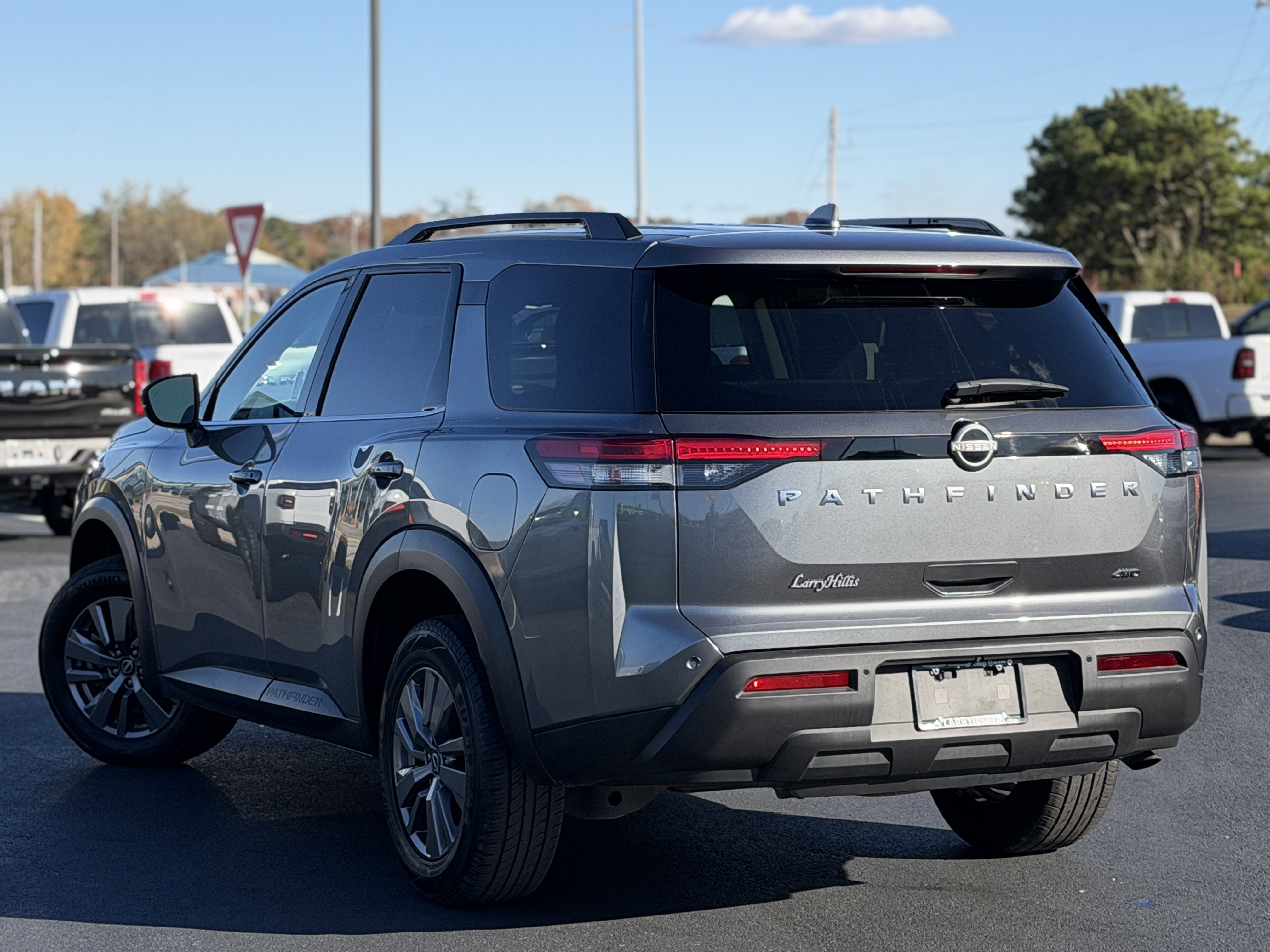 Used 2025 Nissan Pathfinder SV image 5