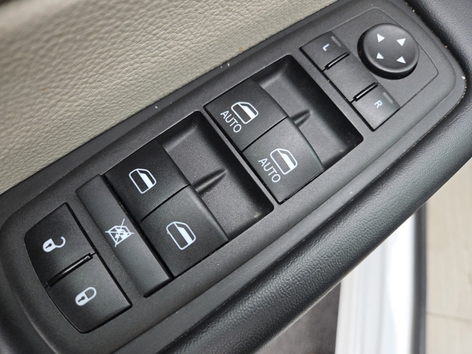 Used 2023 Chrysler Voyager LX image 24