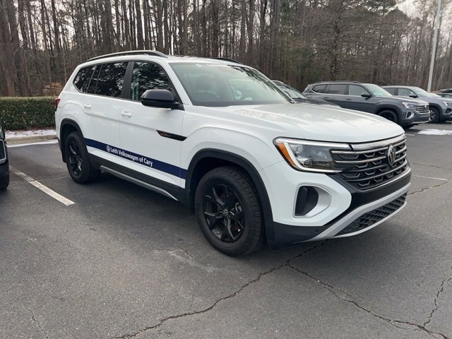 Used 2025 Volkswagen Atlas Peak Edition SE image 1
