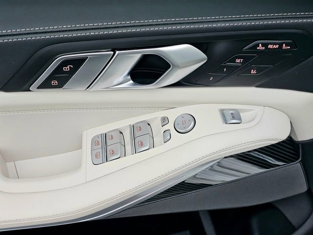 Used 2025 BMW X7 M60i image 23