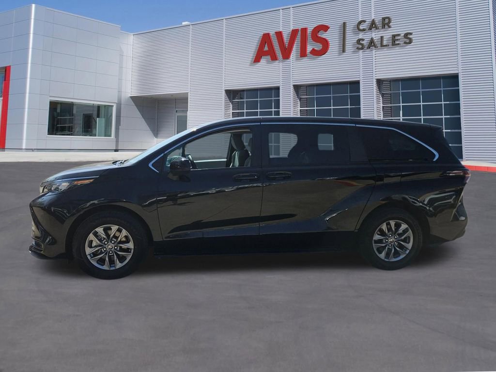 Used 2025 Toyota Sienna LE image 2