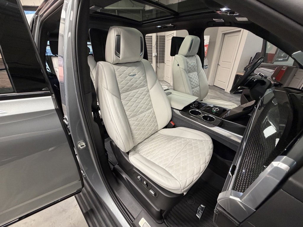 Used 2025 Cadillac Escalade ESV V image 8