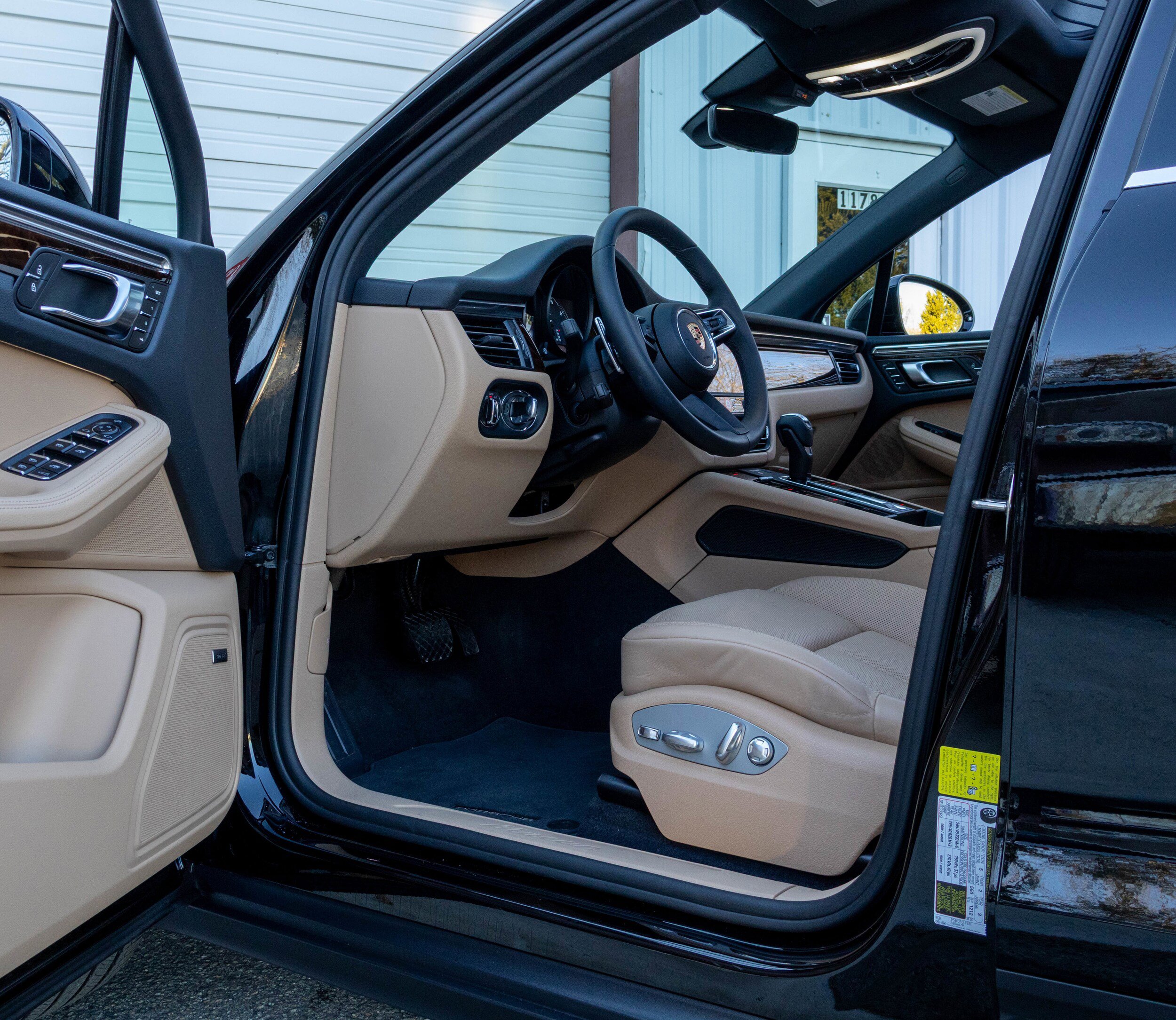 Certified 2025 Porsche Macan AWD/4WD image 23