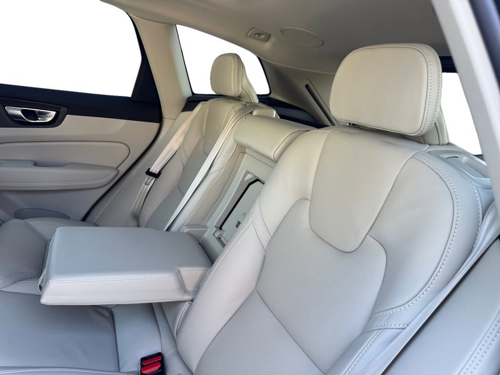 Certified 2024 Volvo XC60 B5 Ultimate w/ Protection Package Premier AWD/4WD image 27