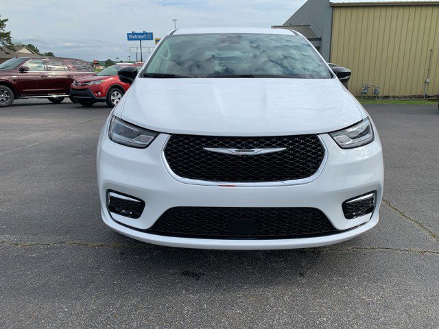 Used 2024 Chrysler Pacifica Touring-L image 9