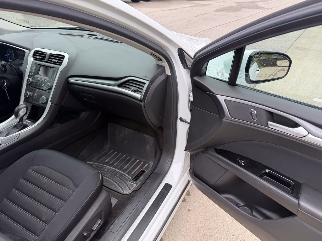 Used 2015 Ford Fusion SE FWD image 15