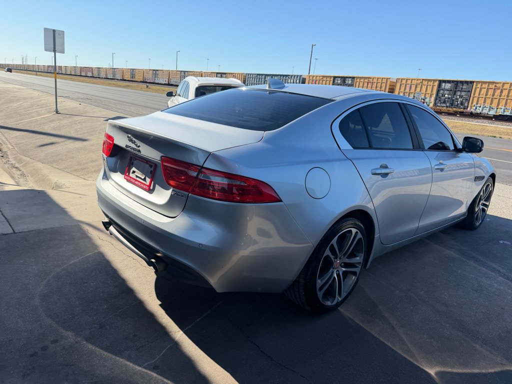 Used 2017 Jaguar XE Premium RWD image 16