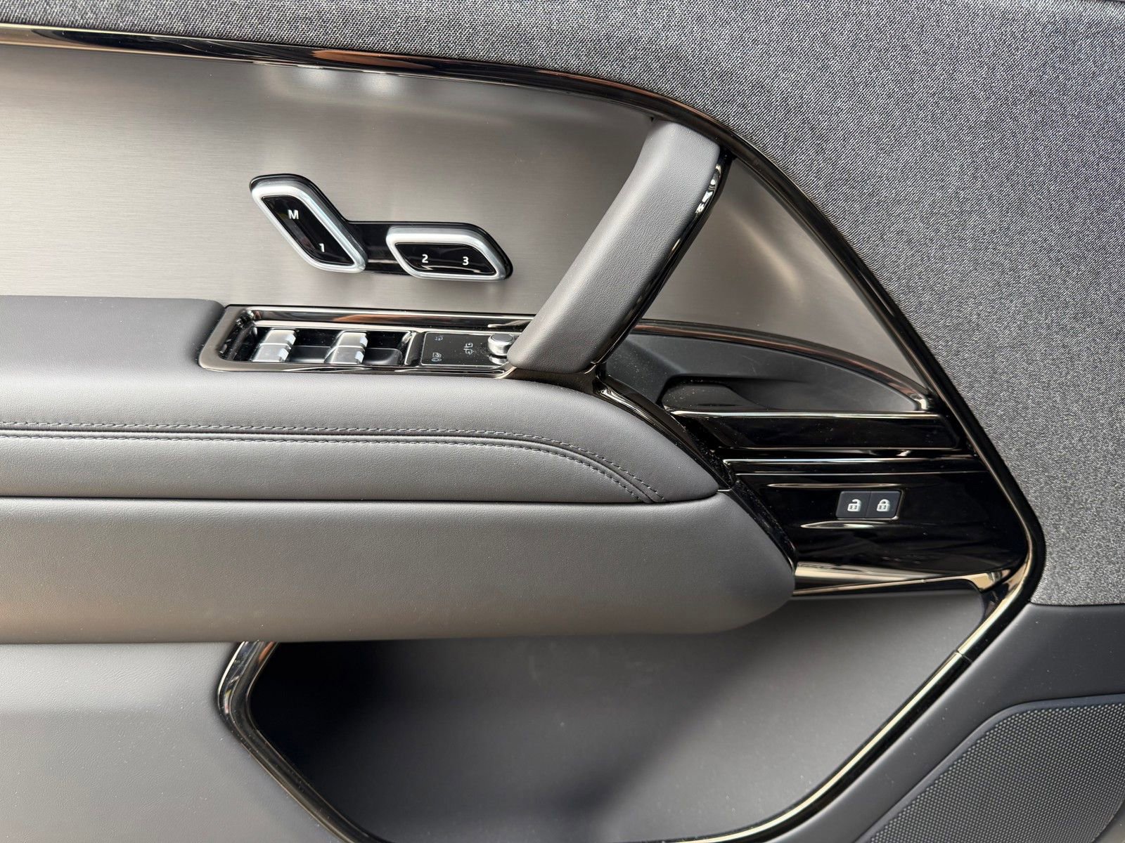 Used 2025 Land Rover Range Rover Sport Dynamic SE image 19