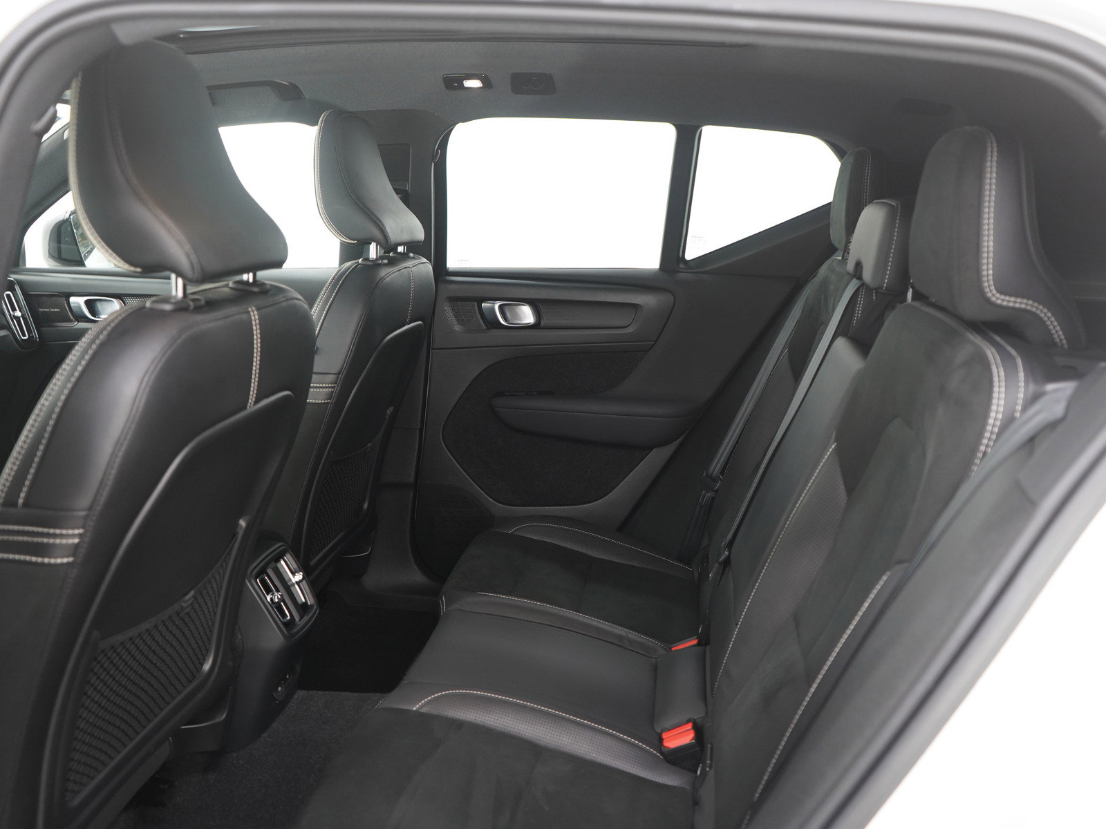 Used 2021 Volvo XC40 P8 Recharge w/ Advanced Package image 20