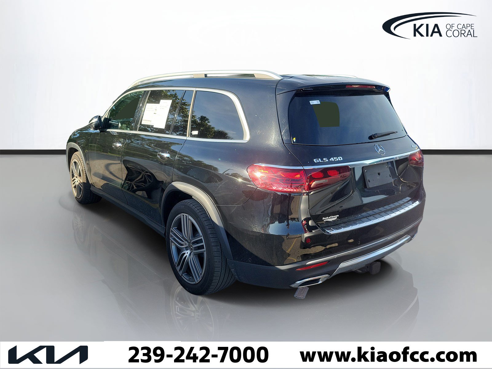 Used 2025 Mercedes-Benz GLS 450 4MATIC image 4