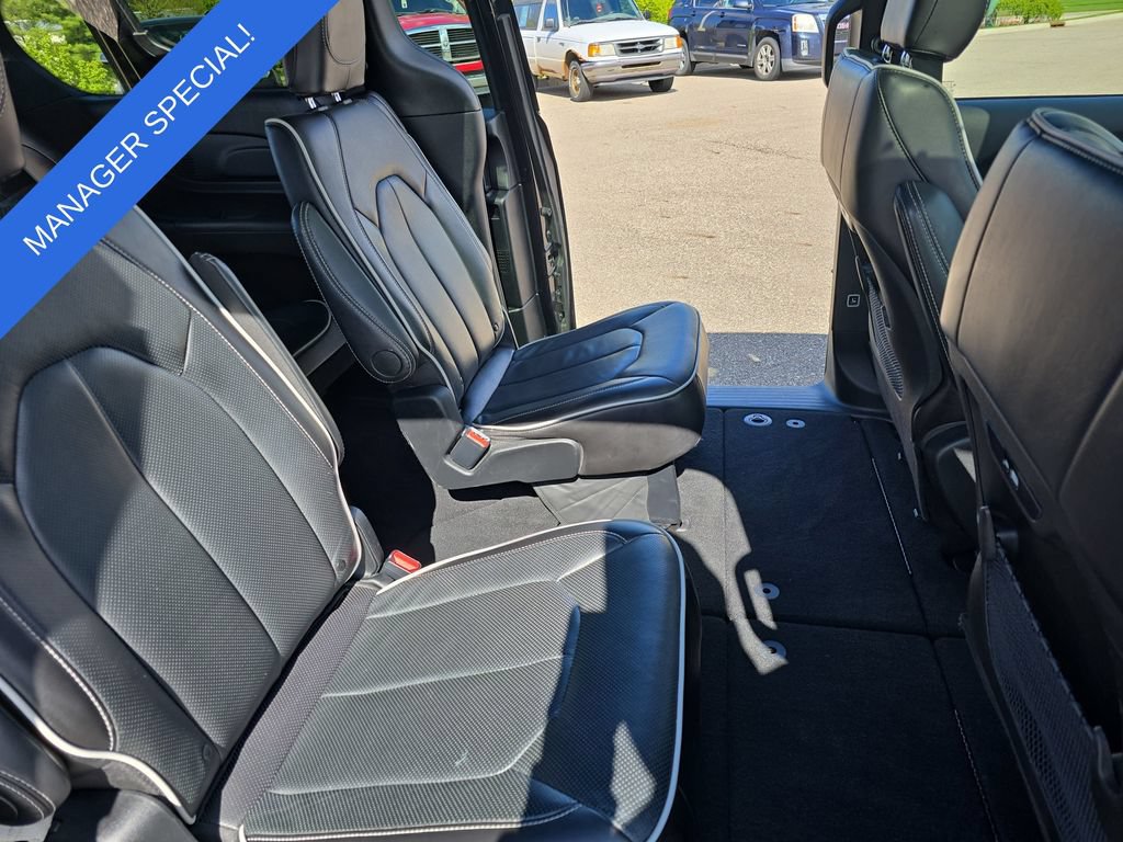 Used 2025 Chrysler Pacifica Limited FWD image 11