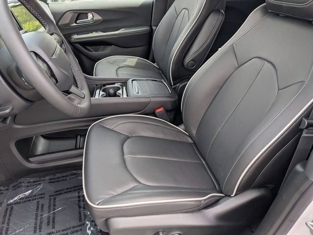 New 2027 Chrysler Pacifica Limited w/ Family Tech Group AWD/4WD image 13