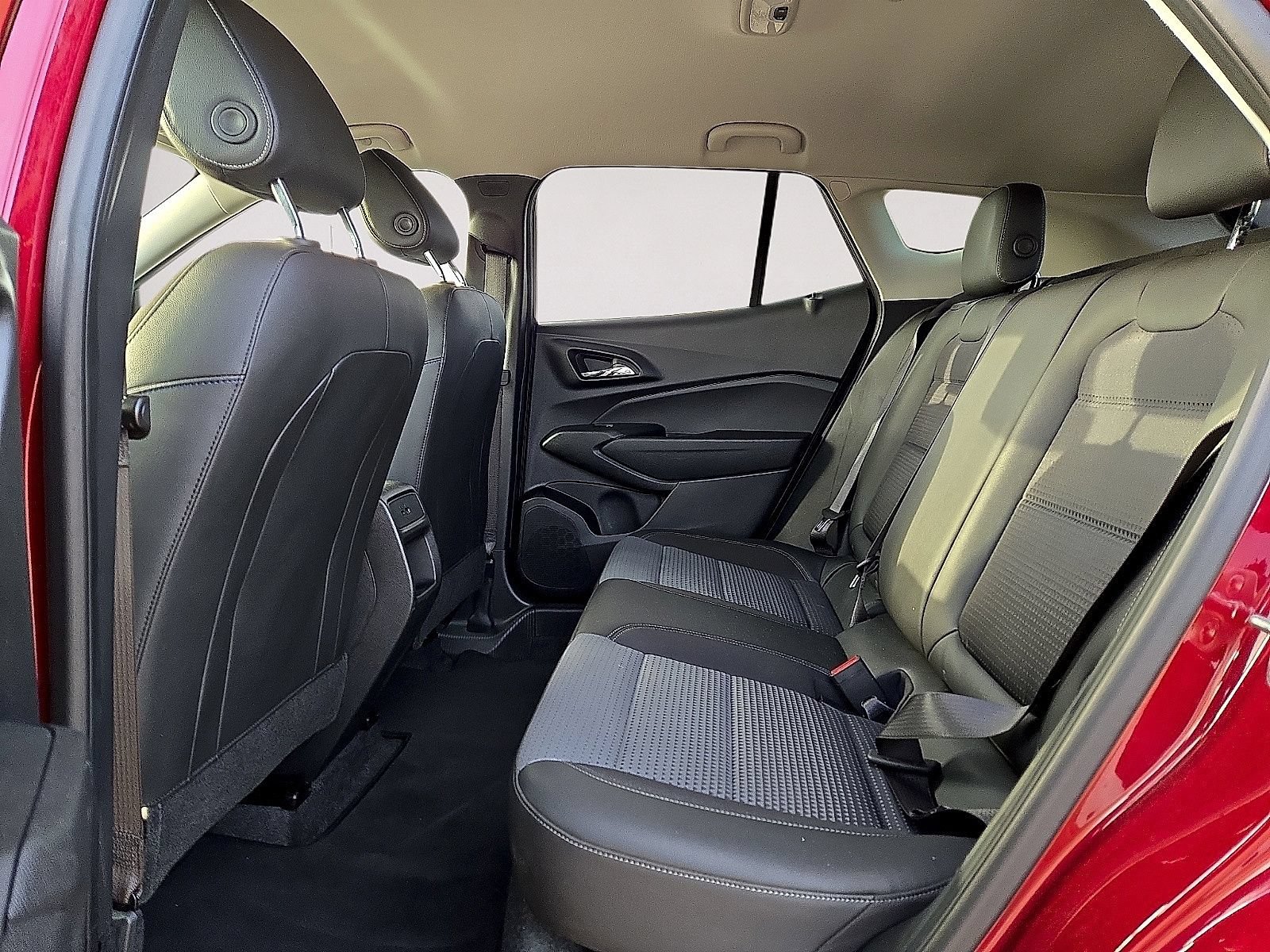 Used 2025 Chevrolet Trax LT w/ LT Convenience Package FWD image 15