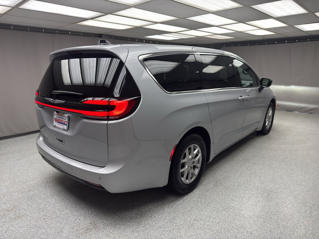 Used 2026 Chrysler Pacifica Select FWD image 3
