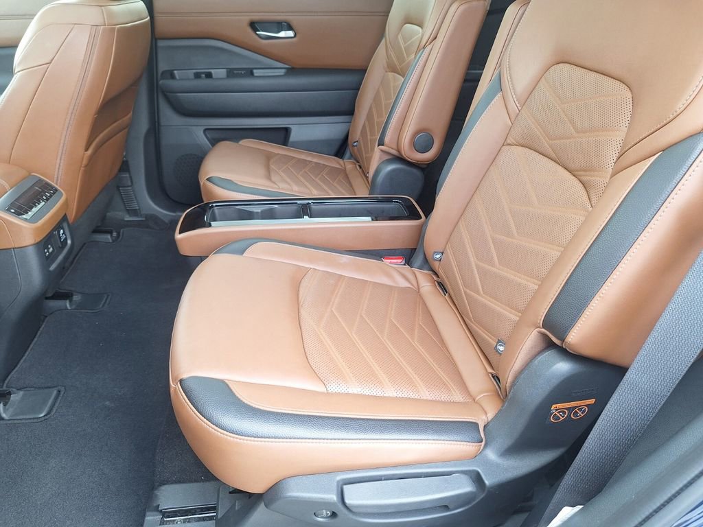 Used 2024 Nissan Pathfinder Platinum FWD image 25