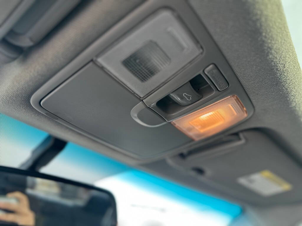 Used 2013 Hyundai Veloster w/ Tech Pkg image 20