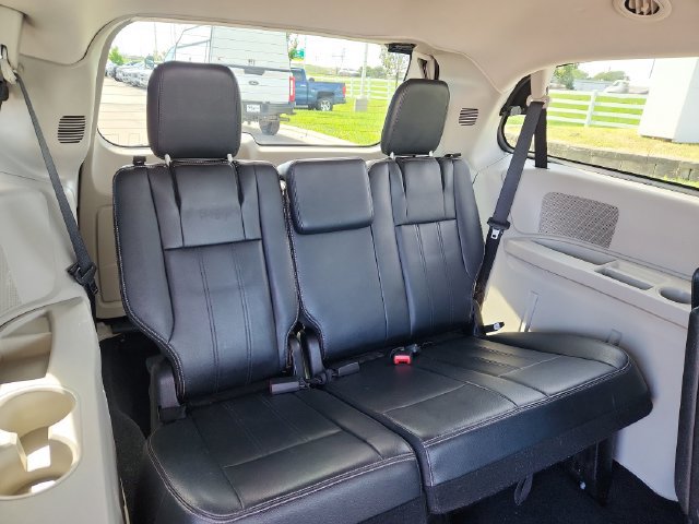Used 2013 Chrysler Town & Country Touring FWD image 31