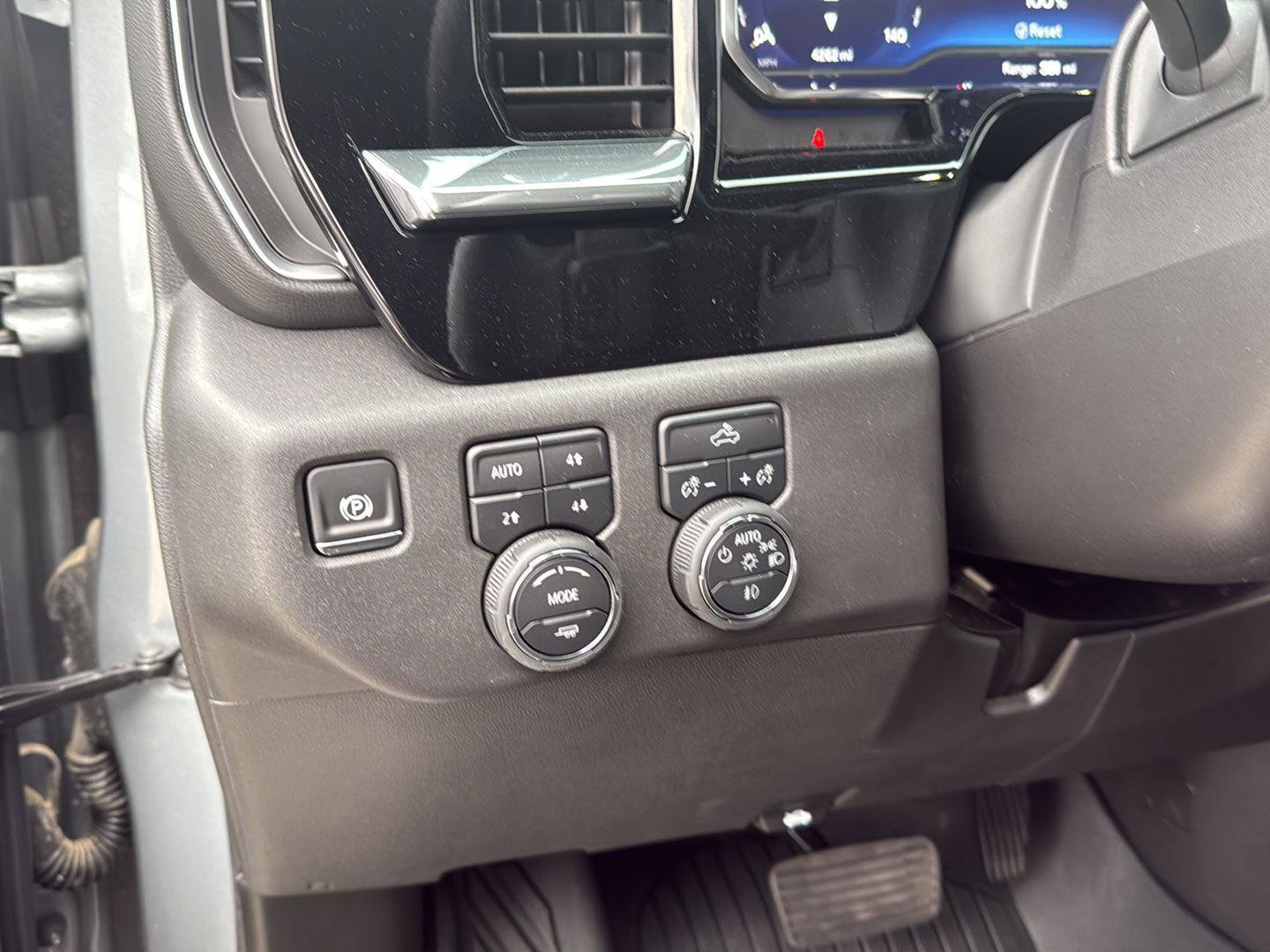 Used 2025 Chevrolet Silverado 1500 LT Trail Boss w/ Convenience Package II image 18