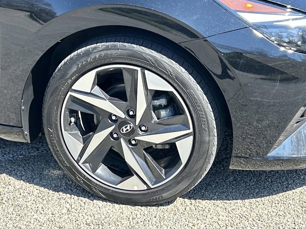 Used 2022 Hyundai Elantra Limited image 9