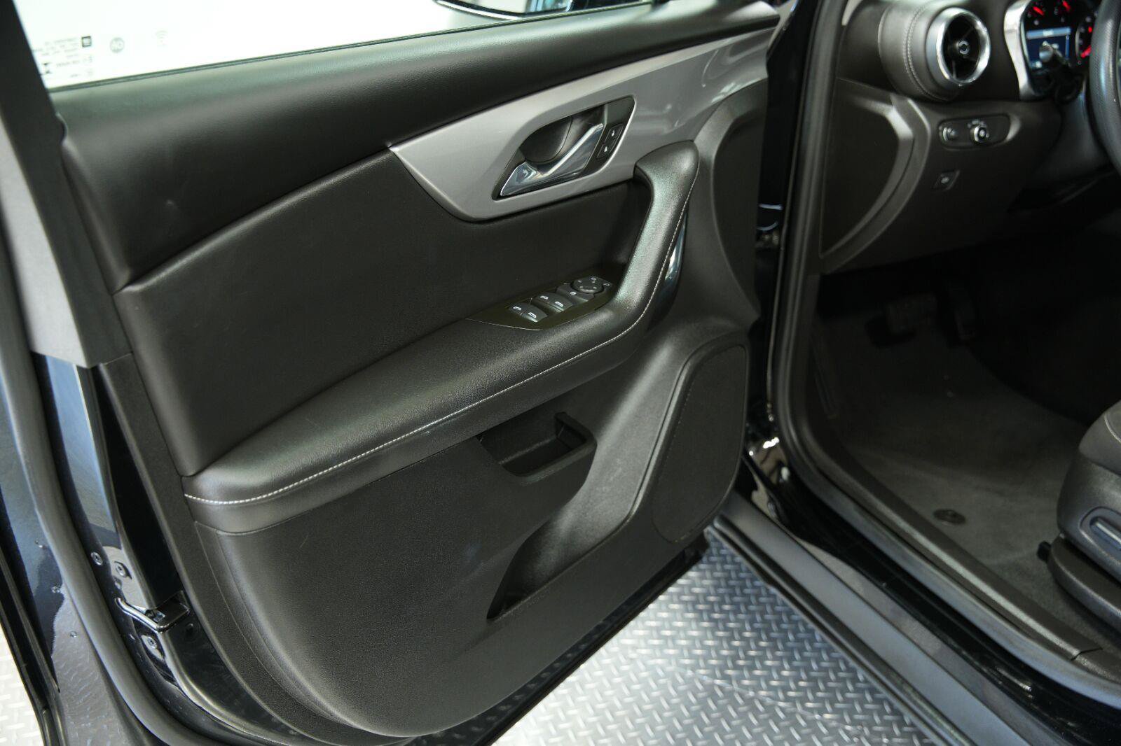 Certified 2025 Chevrolet Blazer LT FWD image 32