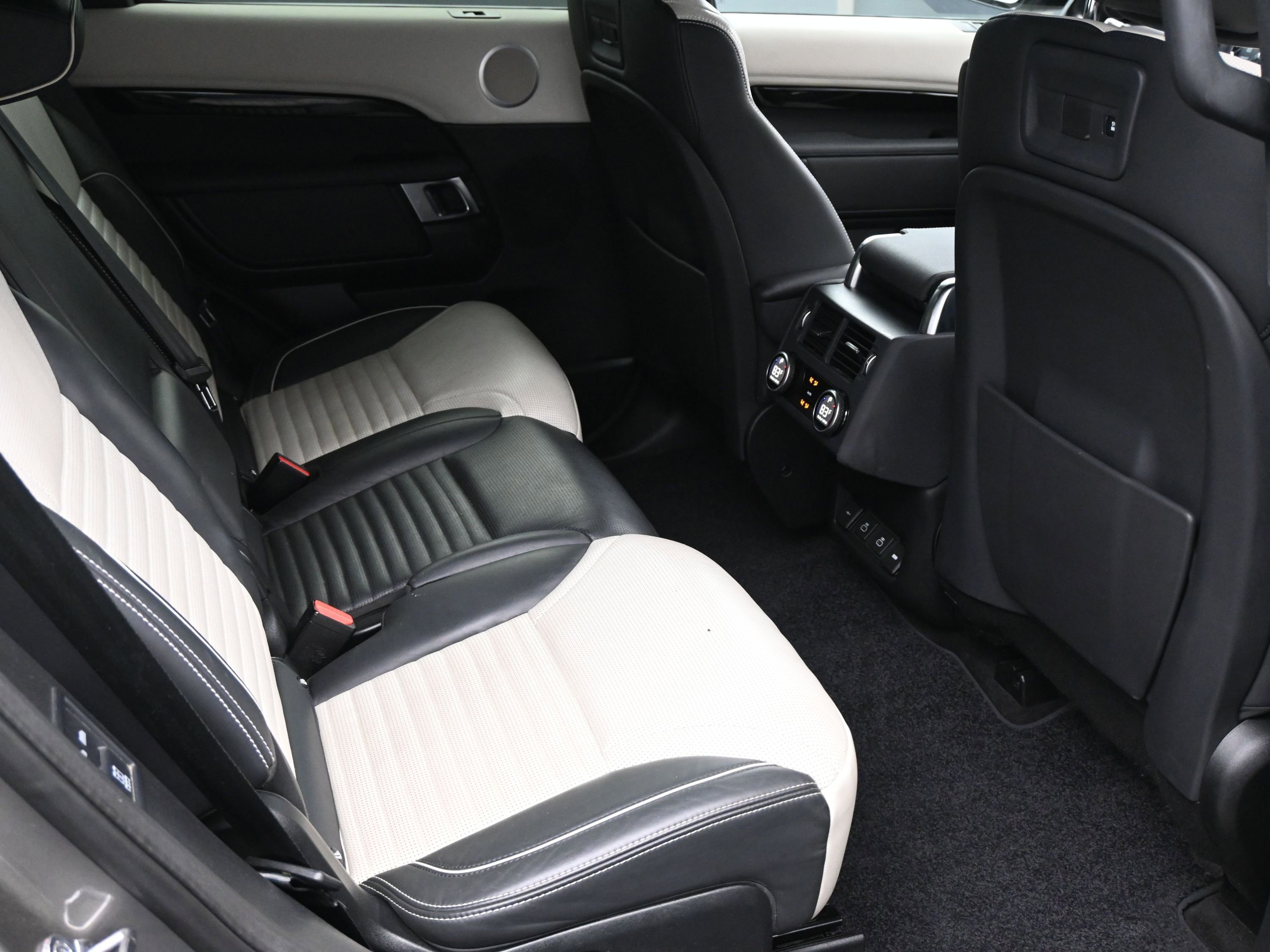 Used 2022 Land Rover Discovery HSE R-Dynamic image 9