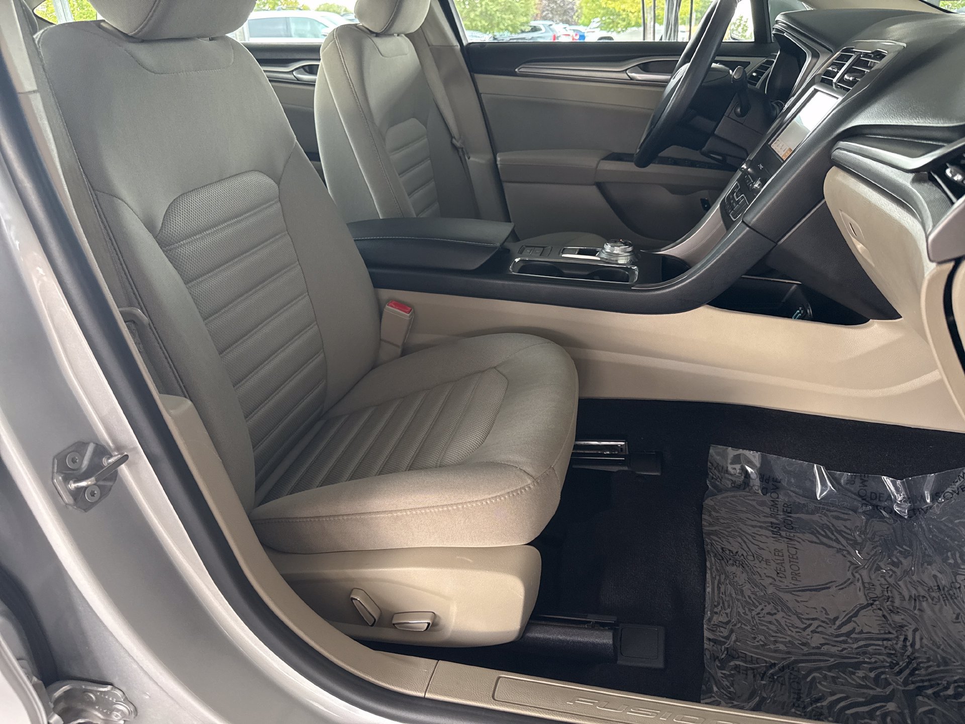 Used 2019 Ford Fusion SE FWD image 18