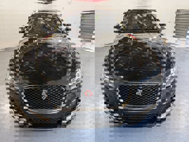 Used 2019 Jaguar XF Prestige image 2