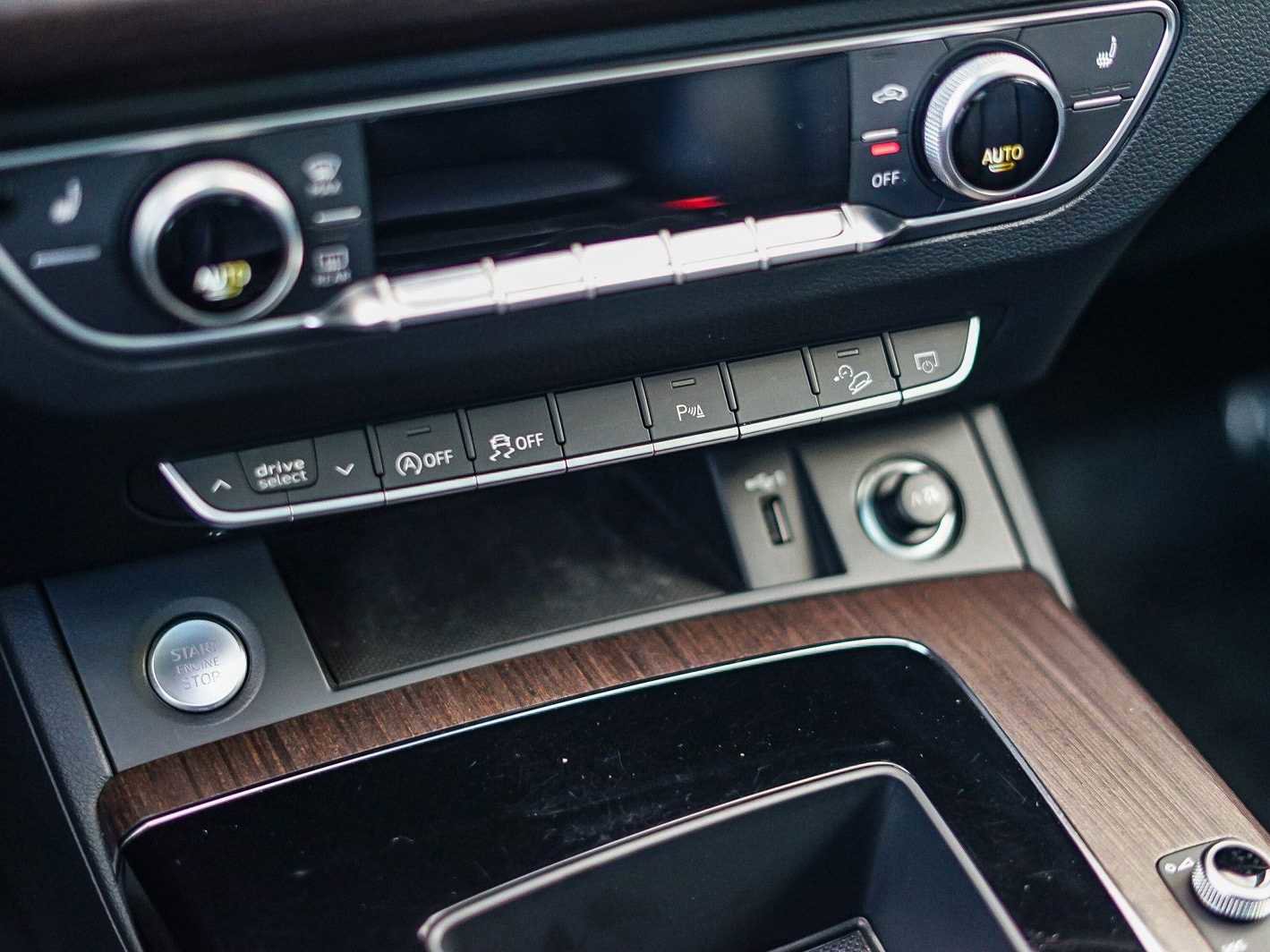 Used 2023 Audi Q5 Premium w/ Convenience Package image 26