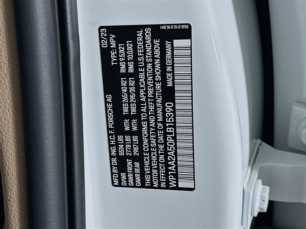 Certified 2023 Porsche Macan AWD/4WD image 36