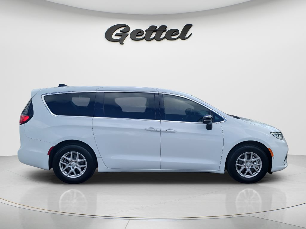 Used 2026 Chrysler Pacifica Select FWD image 4