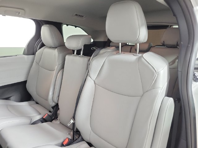 Used 2026 Toyota Sienna XLE FWD image 13