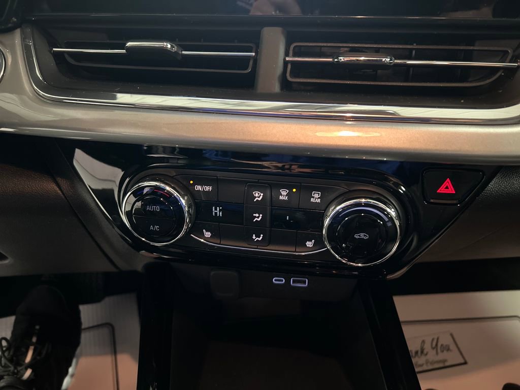Used 2025 Chevrolet Trax LT w/ LT Convenience Package FWD image 19