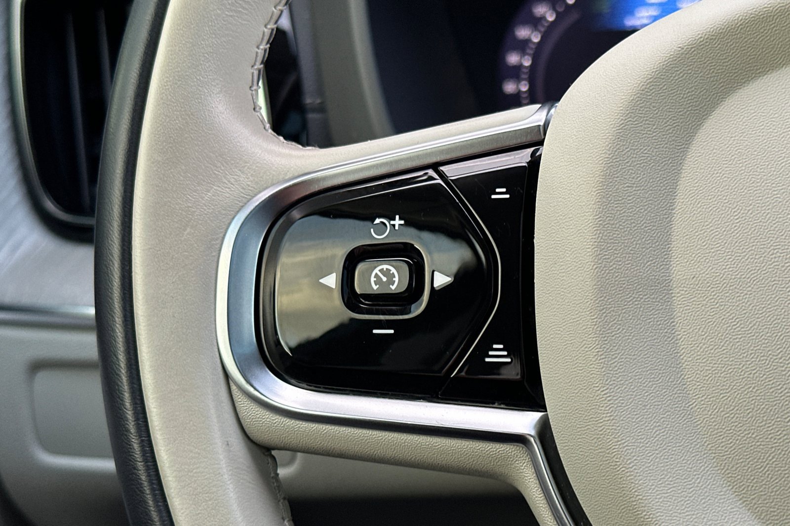 Used 2023 Volvo XC60 T8 Ultimate image 27