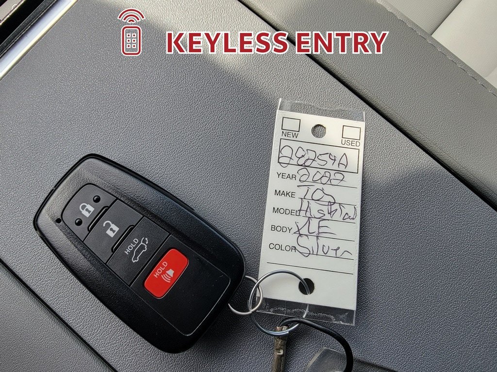 Used 2022 Toyota Highlander XLE AWD/4WD image 36