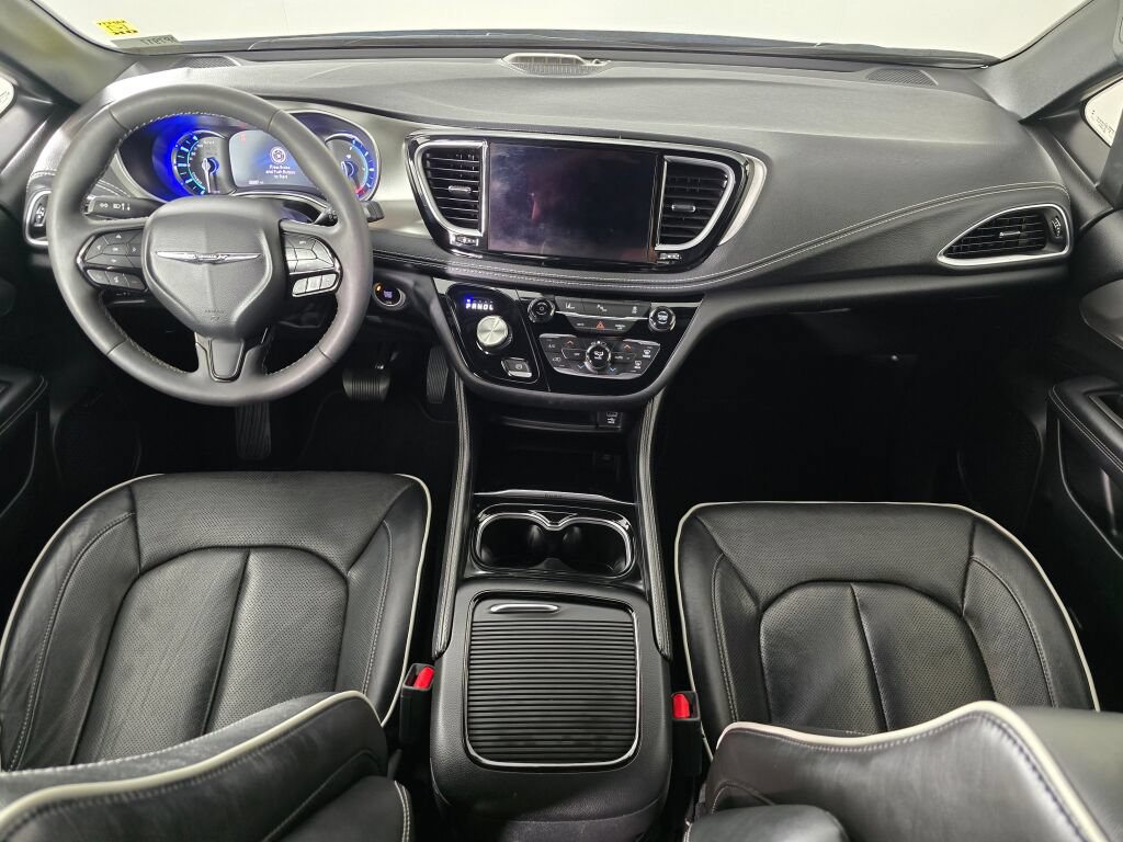 Used 2023 Chrysler Pacifica Limited w/ Uconnect Theater Family Group FWD image 18