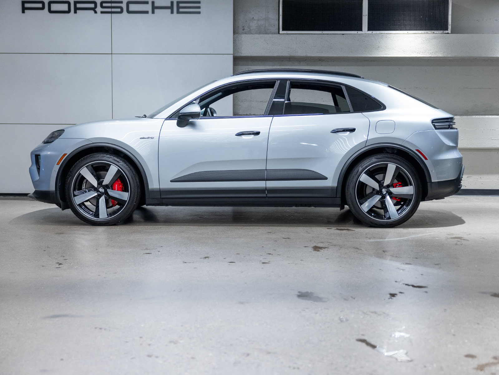 Certified 2025 Porsche Macan 4S Electric AWD/4WD image 2