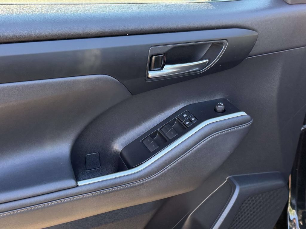 Used 2021 Toyota Highlander XLE AWD/4WD image 33