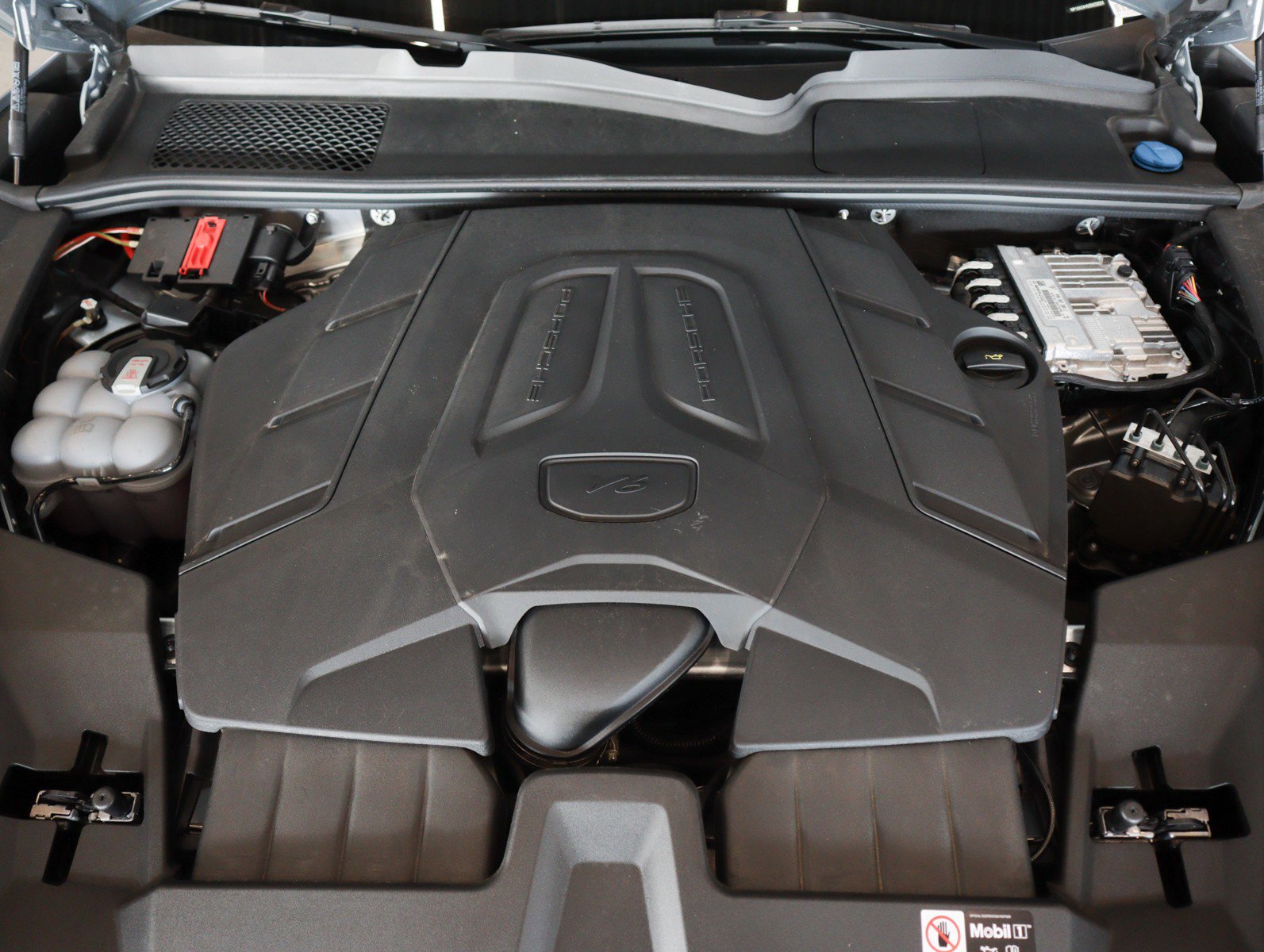 Certified 2025 Porsche Cayenne Coupe image 12