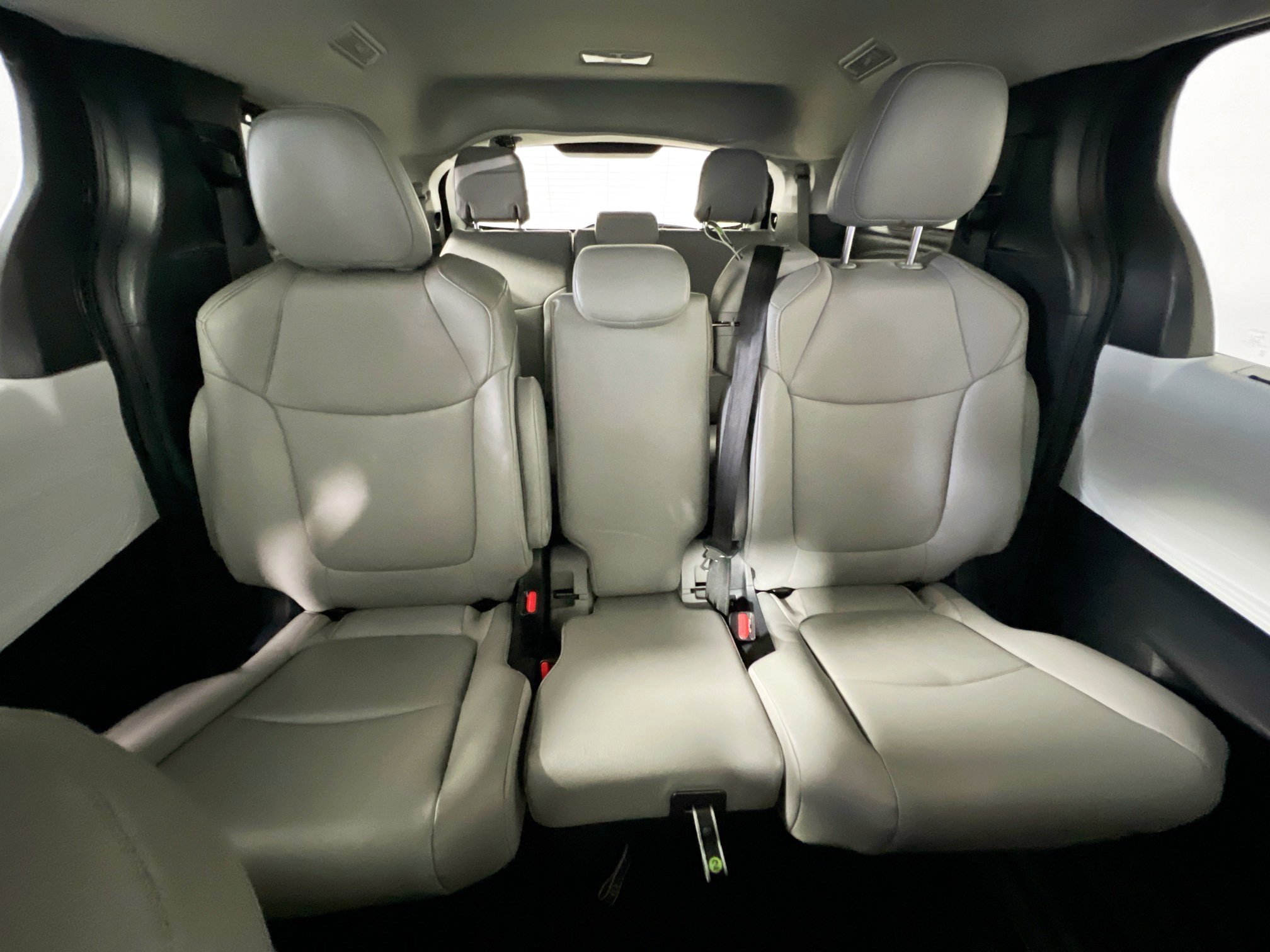 Used 2026 Toyota Sienna XLE FWD image 33