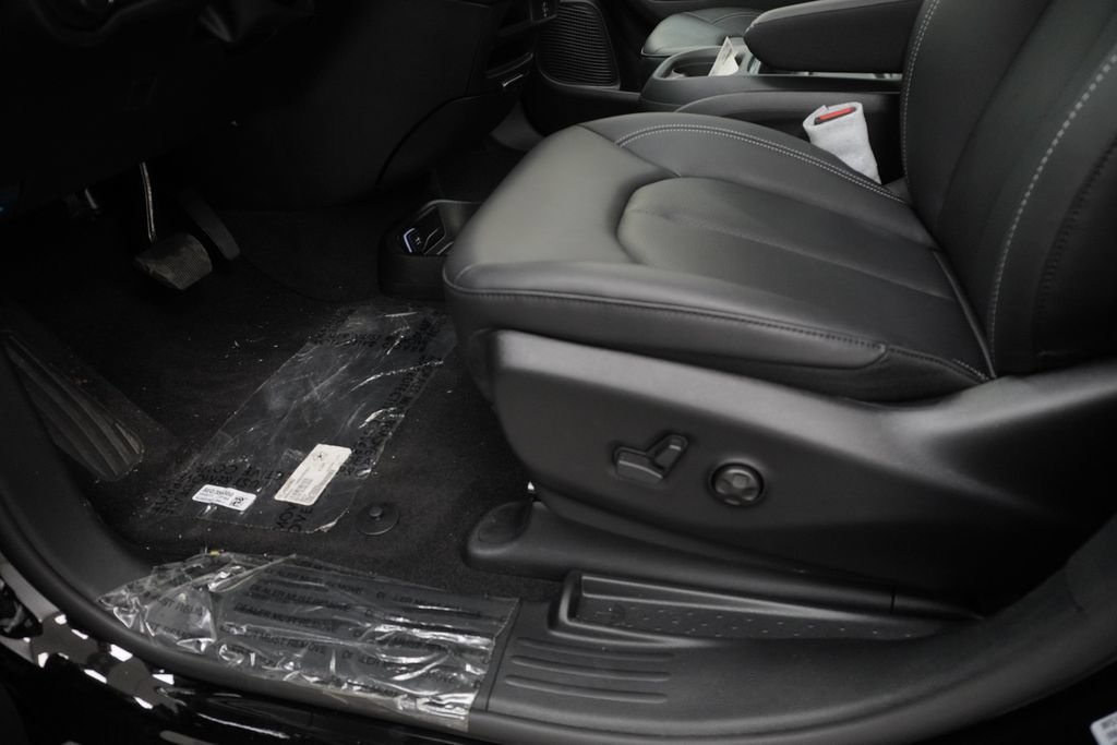 New 2027 Chrysler Pacifica Select AWD/4WD image 29