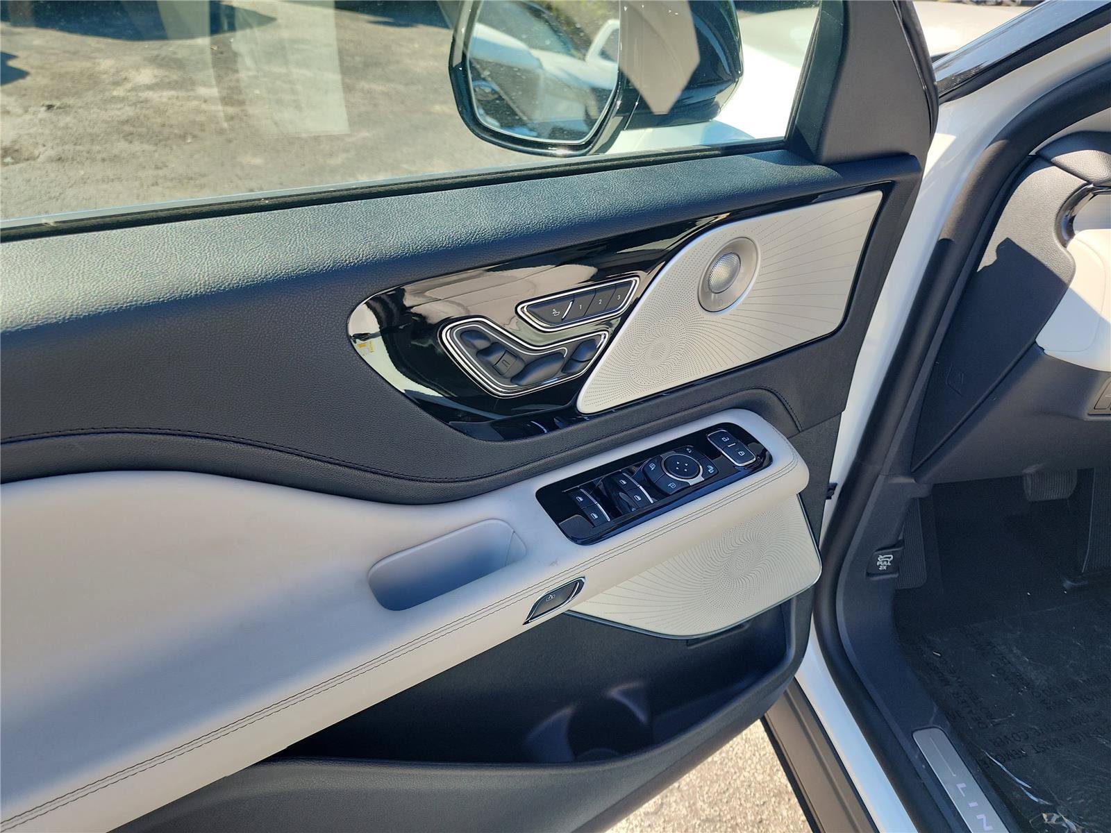 New 2026 Lincoln Aviator Reserve w/ Luxury Package RWD image 12