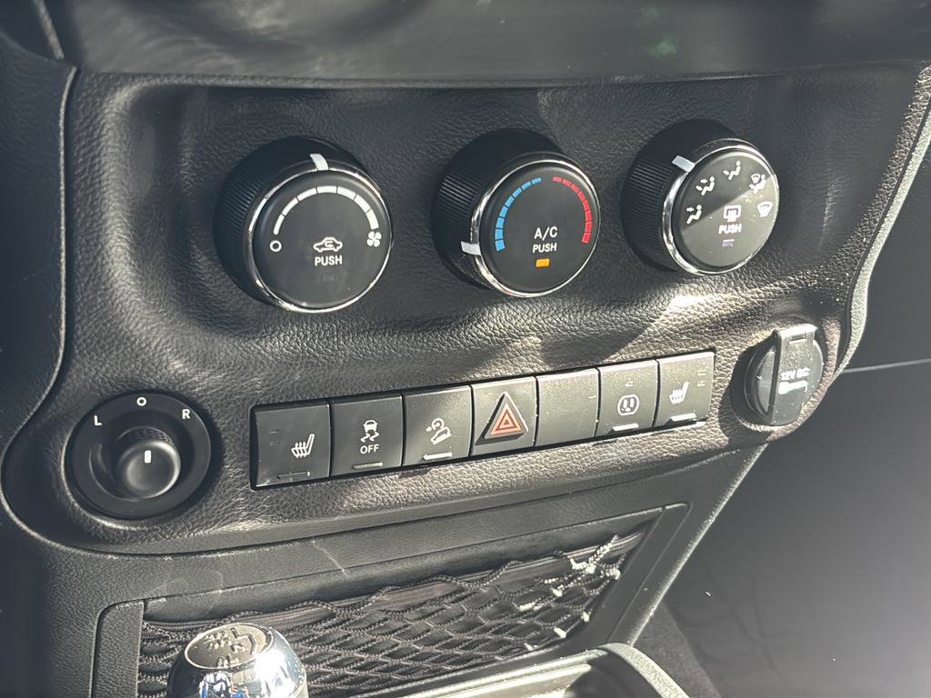 Used 2018 Jeep Wrangler Unlimited Sahara image 32