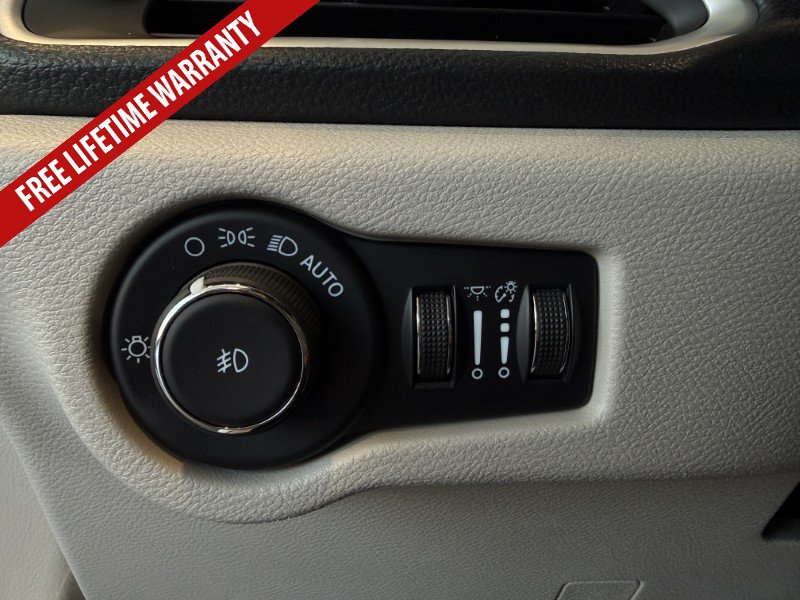 Used 2024 Chrysler Pacifica Limited FWD image 41