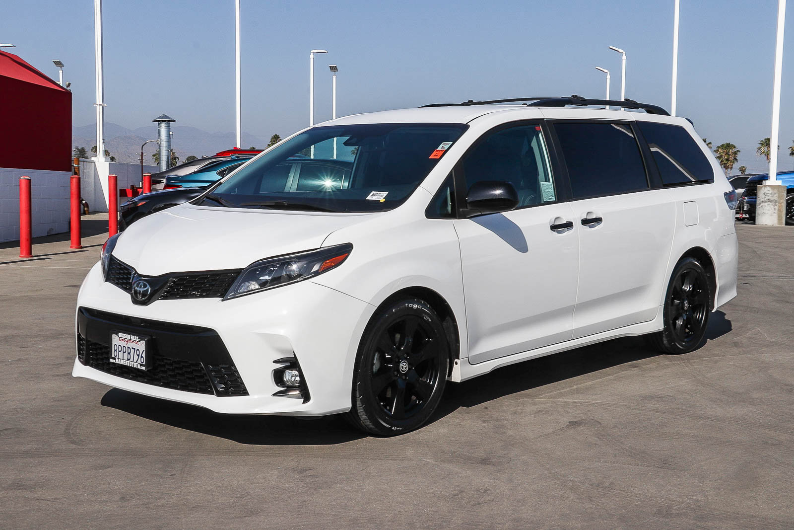 Used 2020 Toyota Sienna SE w/ Nightshade Edition FWD image 3