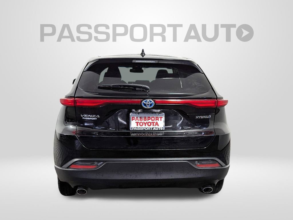 Used 2022 Toyota Venza LE image 6