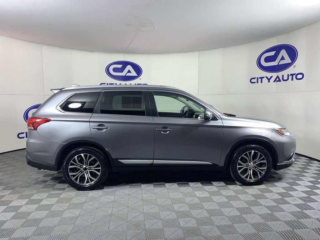 Used 2018 Mitsubishi Outlander SEL image 2