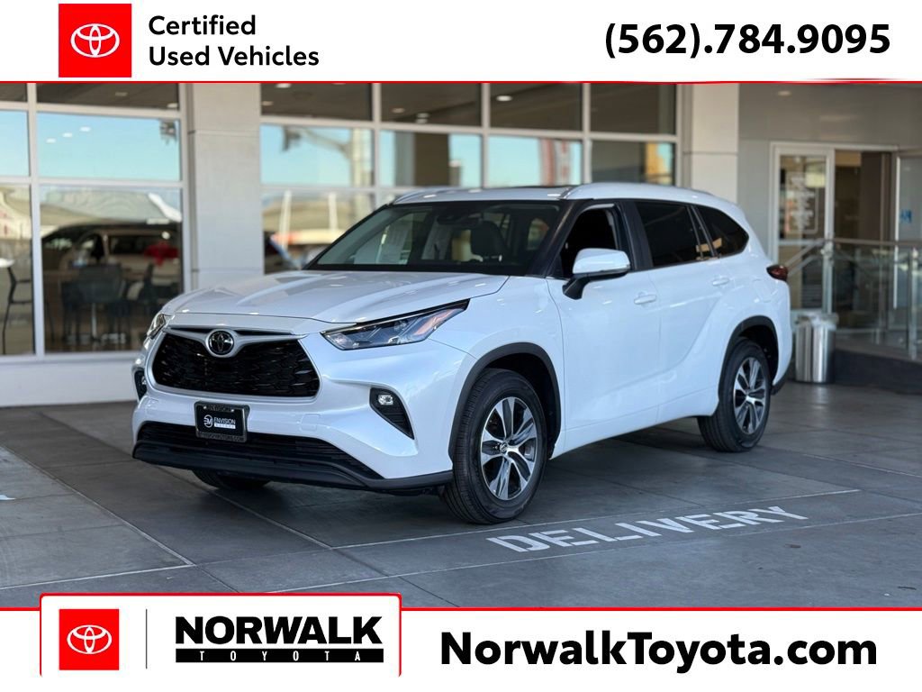Certified 2023 Toyota Highlander XLE image 1